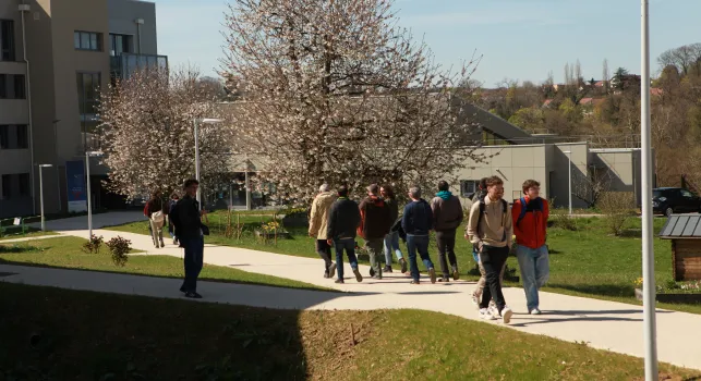 image du campus la bouloie près du bâtiment SJEPG avec des élèves qui marchent